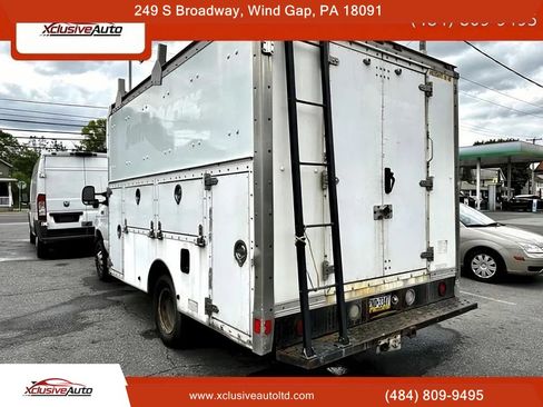 Used 2005 Ford E-350 and Econoline 350 Super Duty RWD image 3
