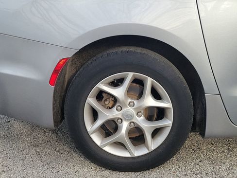 Used 2020 Chrysler Pacifica Touring w/ Tire & Wheel Group image 5