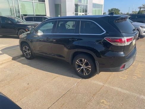 Used 2016 Toyota Highlander XLE AWD/4WD image 3