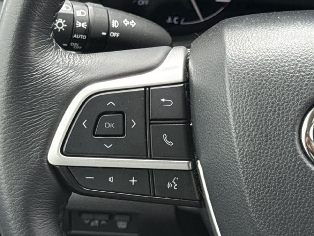 Used 2025 Toyota Sienna XLE FWD image 14