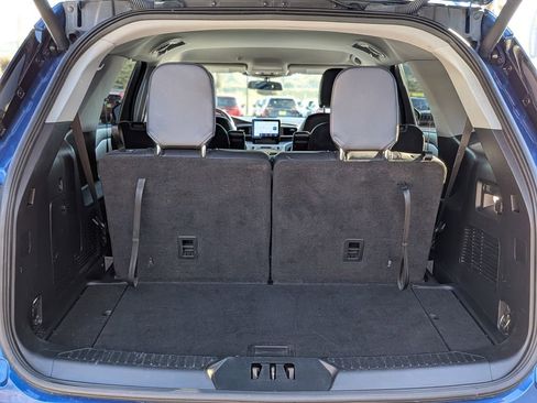 Used 2022 Ford Explorer XLT w/ Equipment Group 202A image 8