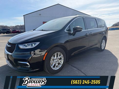 Used 2025 Chrysler Pacifica Select image 1