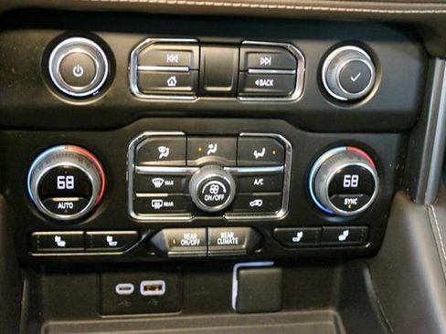 Used 2023 Chevrolet Suburban Z71 w/ Luxury Package AWD/4WD image 32
