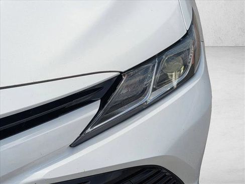 Used 2018 Toyota Camry LE image 9