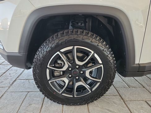 Used 2025 Jeep Compass Trailhawk AWD/4WD image 29