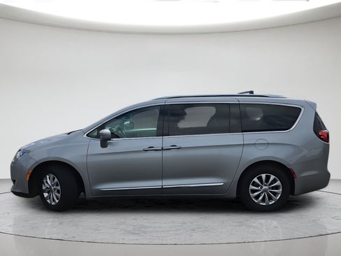 Used 2018 Chrysler Pacifica Touring-L FWD image 7