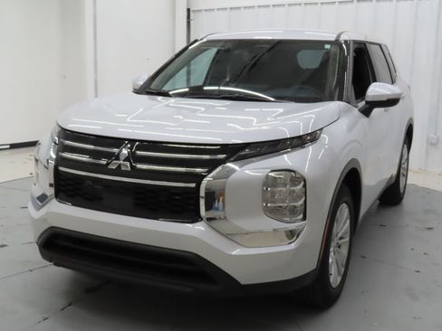 New 2026 Mitsubishi Outlander ES image 4