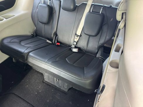 Used 2020 Chrysler Pacifica Touring-L FWD image 27