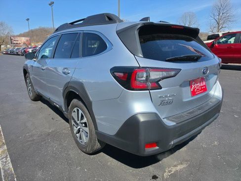 Used 2023 Subaru Outback Premium image 3