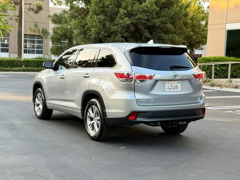 Used 2016 Toyota Highlander Plus FWD image 6