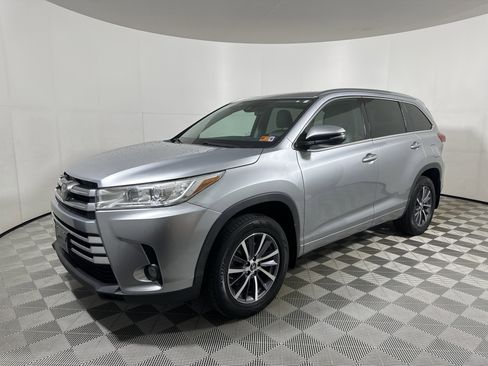 Used 2017 Toyota Highlander AWD V6 image 3