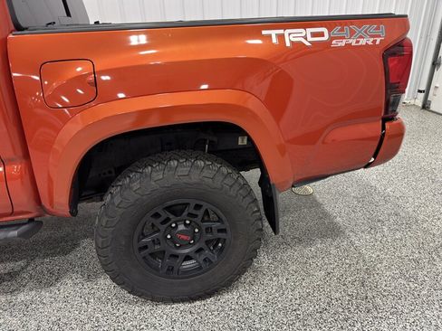Used 2018 Toyota Tacoma TRD Sport AWD/4WD image 11