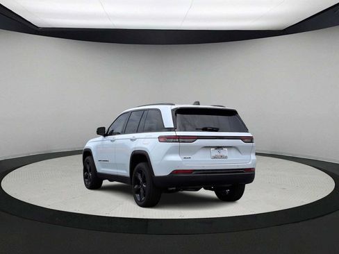 Used 2023 Jeep Grand Cherokee Altitude AWD/4WD image 6