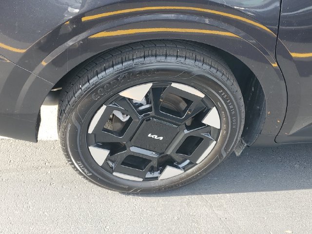Certified 2026 Kia Carnival EX FWD image 5