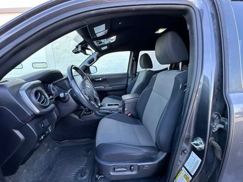 Used 2020 Toyota Tacoma TRD Off-Road w/ Technology Package AWD/4WD image 9