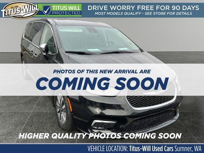 Used 2023 Chrysler Pacifica Limited w/ Uconnect Theater Family Group