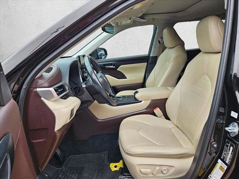Used 2021 Toyota Highlander XLE image 17