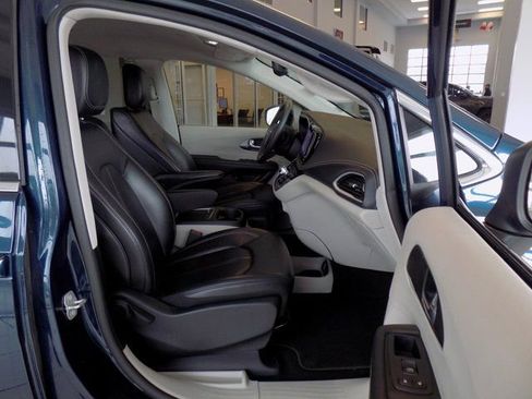 Used 2023 Chrysler Pacifica Touring-L FWD image 28