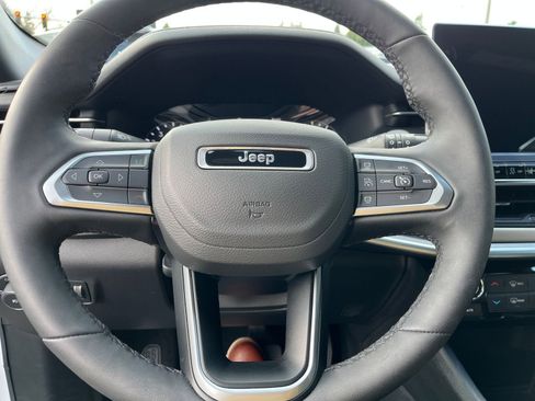 Used 2025 Jeep Compass Limited image 29