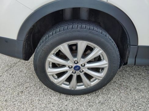 Used 2017 Ford Escape Titanium w/ Equipment Group 301A AWD/4WD image 10