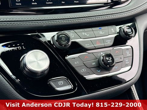 New 2026 Chrysler Pacifica Limited image 12