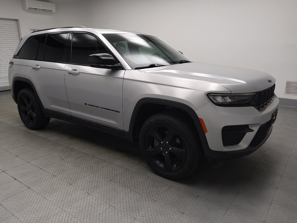 Used 2023 Jeep Grand Cherokee Altitude AWD/4WD image 11