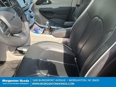 Used 2023 Chrysler Pacifica Limited w/ Uconnect Theater Family Group image 15