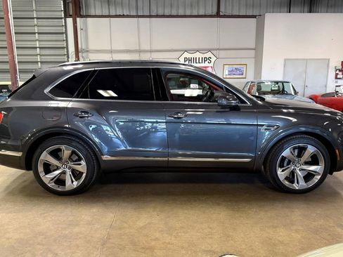 Used 2018 Bentley Bentayga image 22