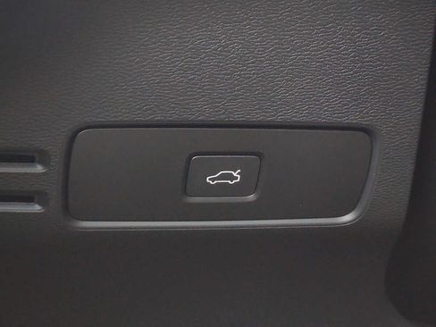 Used 2025 Volvo XC40 B5 Plus image 25