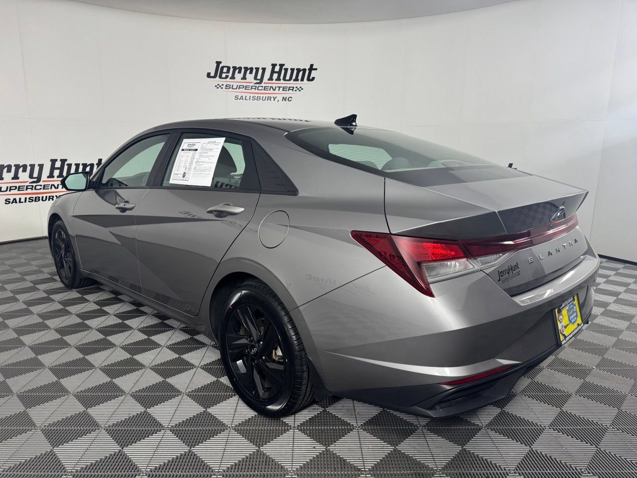 Used 2023 Hyundai Elantra SEL w/ Winter Weather Package FWD image 10