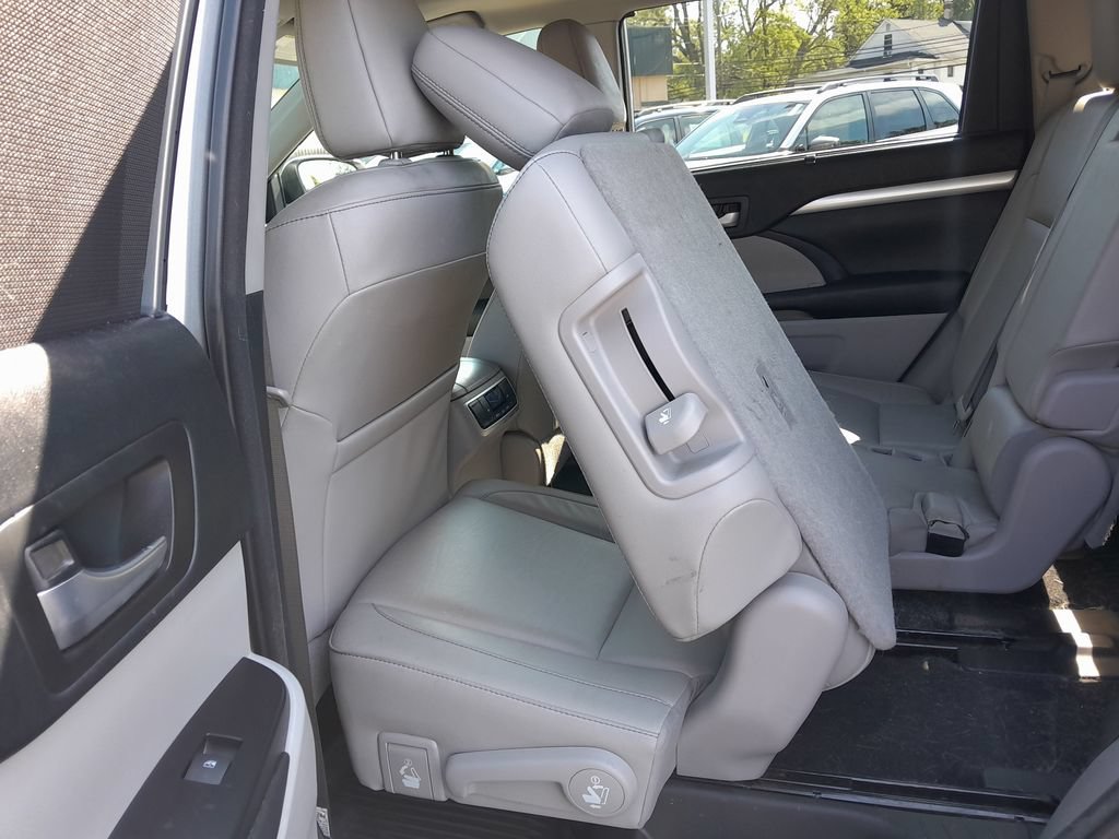 Used 2018 Toyota Highlander XLE AWD/4WD image 33