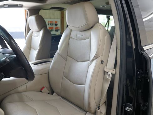 Used 2019 Cadillac Escalade ESV Premium Luxury w/ LPO, Radiant Package AWD/4WD image 25