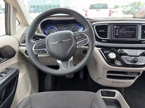 Used 2023 Chrysler Voyager LX FWD image 9