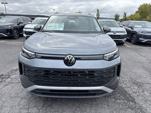 New 2025 Volkswagen Tiguan SE image 3