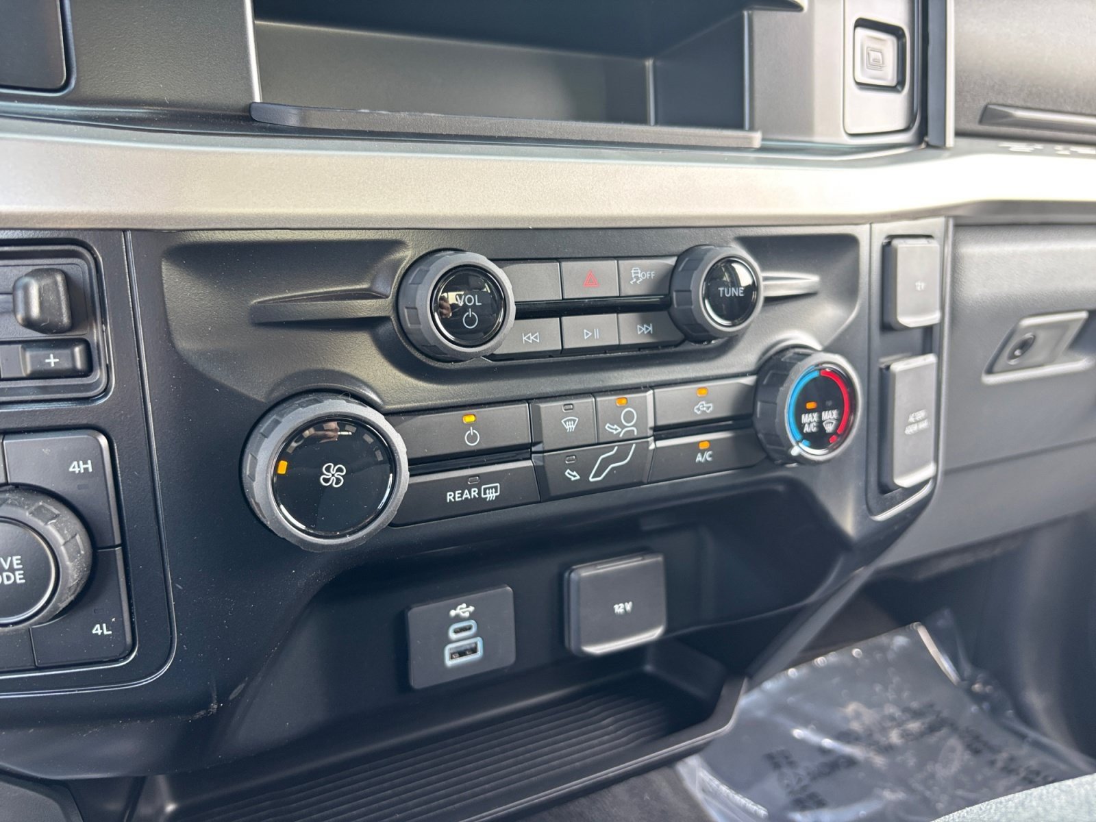 New 2025 Ford F250 XLT w/ FX4 Off-Road Package AWD/4WD image 31