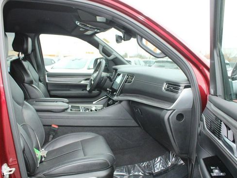 Used 2024 Jeep Wagoneer L Series II w/ Flexible Seating Group image 12