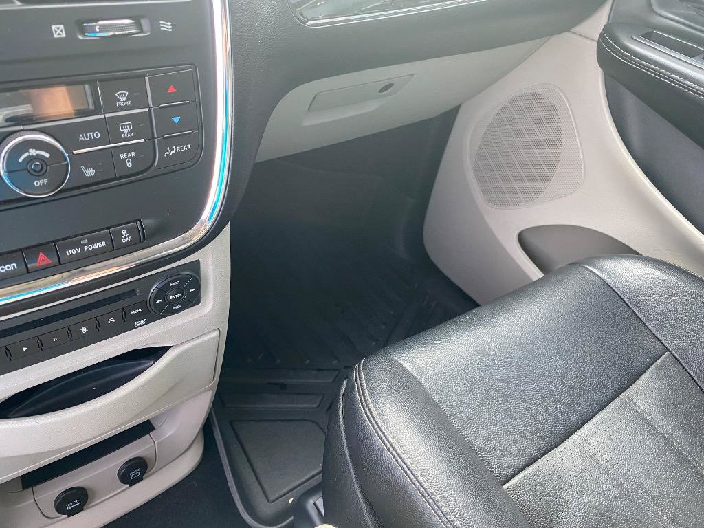 Used 2012 Chrysler Town & Country Touring-L w/ Entertainment Group #2 FWD image 7
