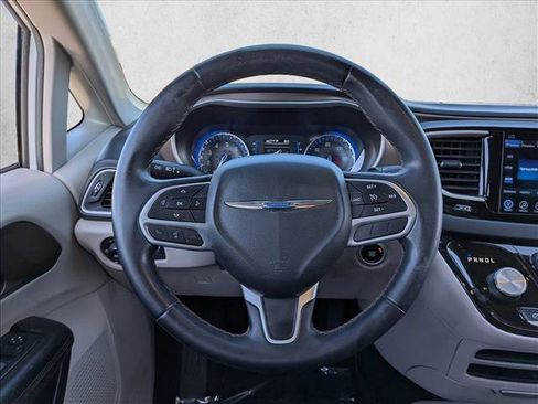 Used 2017 Chrysler Pacifica Touring-L FWD image 14