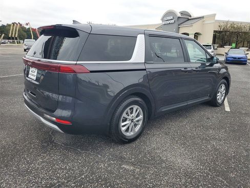 Used 2023 Kia Carnival LX image 4