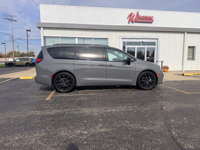 Used 2025 Chrysler Pacifica Limited FWD image 11