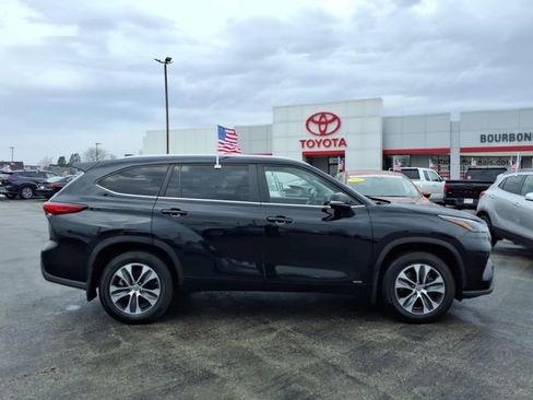 Used 2023 Toyota Highlander XLE image 2