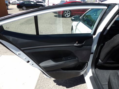 Used 2018 Hyundai Elantra SE FWD image 11