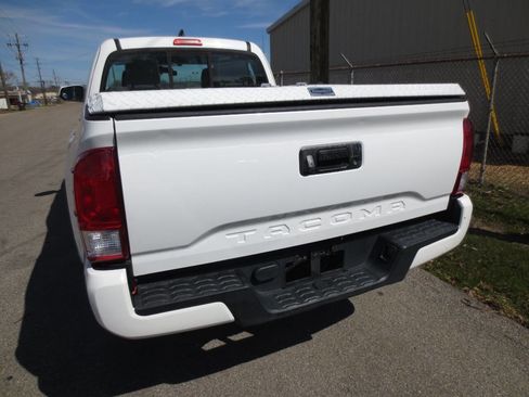 Used 2017 Toyota Tacoma SR w/ SR Convenience Package image 5