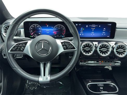 Used 2025 Mercedes-Benz CLA 250 image 17
