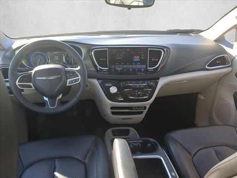 Used 2024 Chrysler Pacifica Touring-L image 17