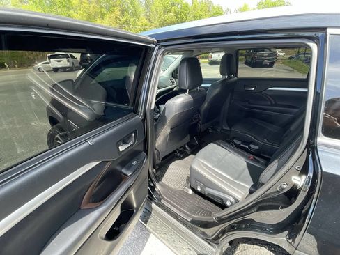 Used 2019 Toyota Highlander XLE image 11