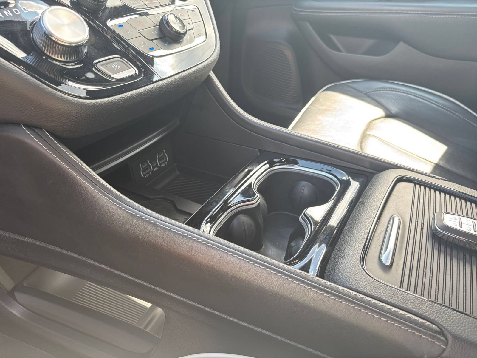 Used 2025 Chrysler Pacifica Limited FWD image 44