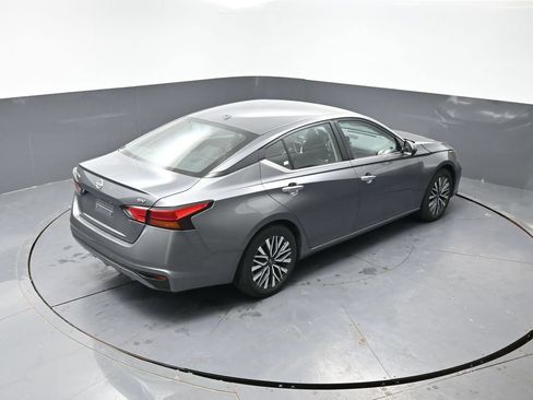 Used 2024 Nissan Altima 2.5 SV FWD image 13