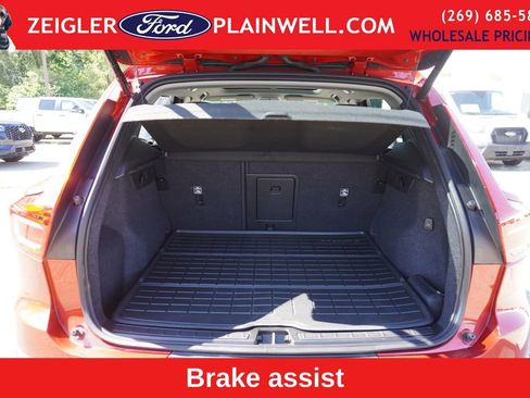 Used 2023 Volvo XC40 B5 Plus w/ Protection Package Premier image 10