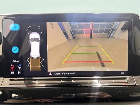 Used 2025 Volkswagen Atlas SE image 23